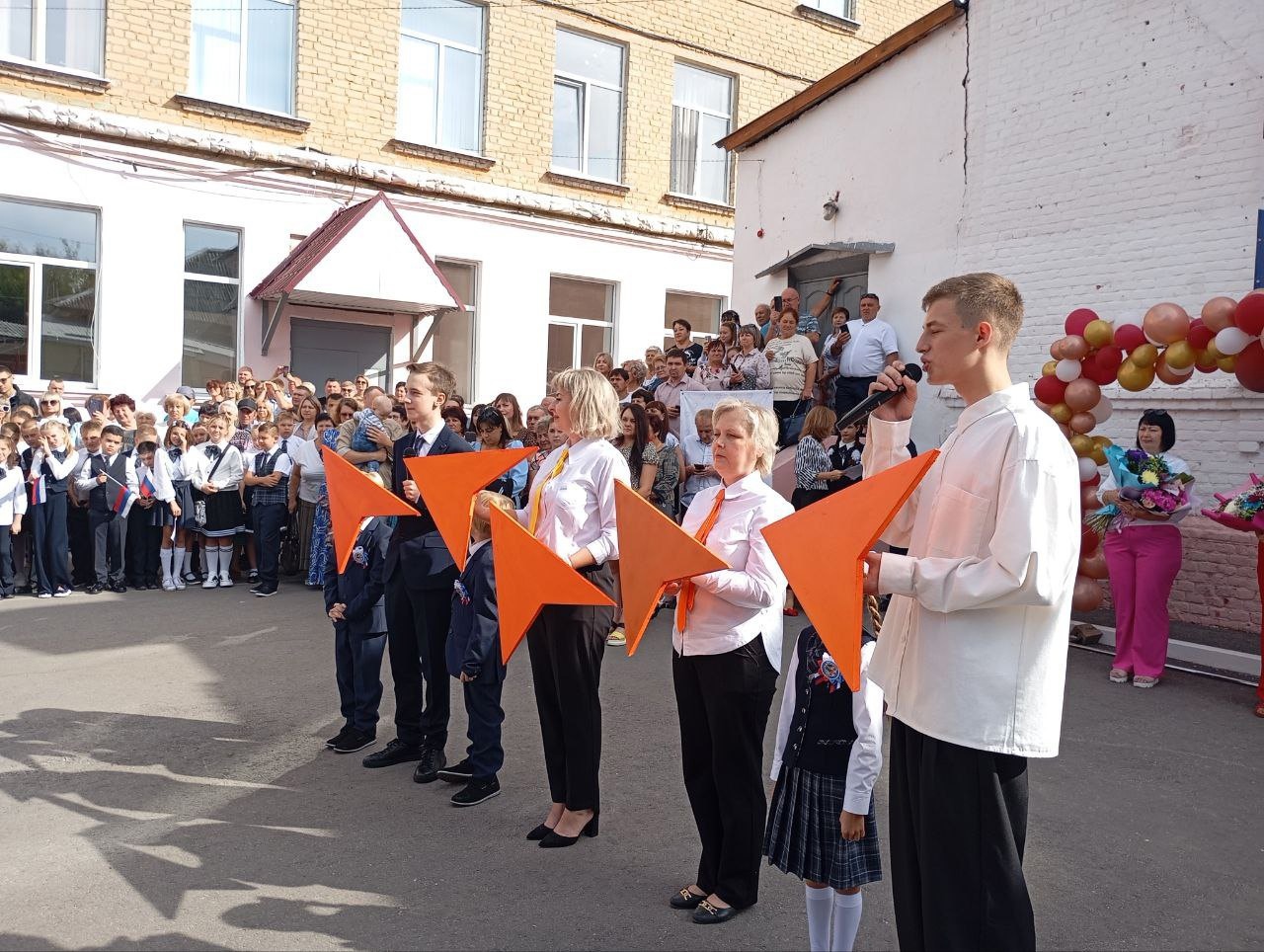 Опять сентябрь у школьного порога... Опять сентябрь у школьного порога....
